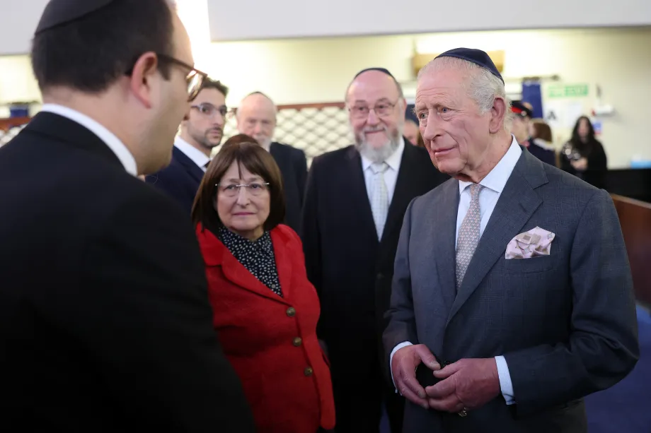 The King meets members of the community at Heaton Park Hebrew Congregation Synagogue