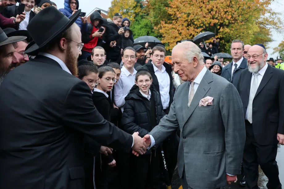 The King meets members of the community outside Heaton Park Hebrew Congregation Synagogue