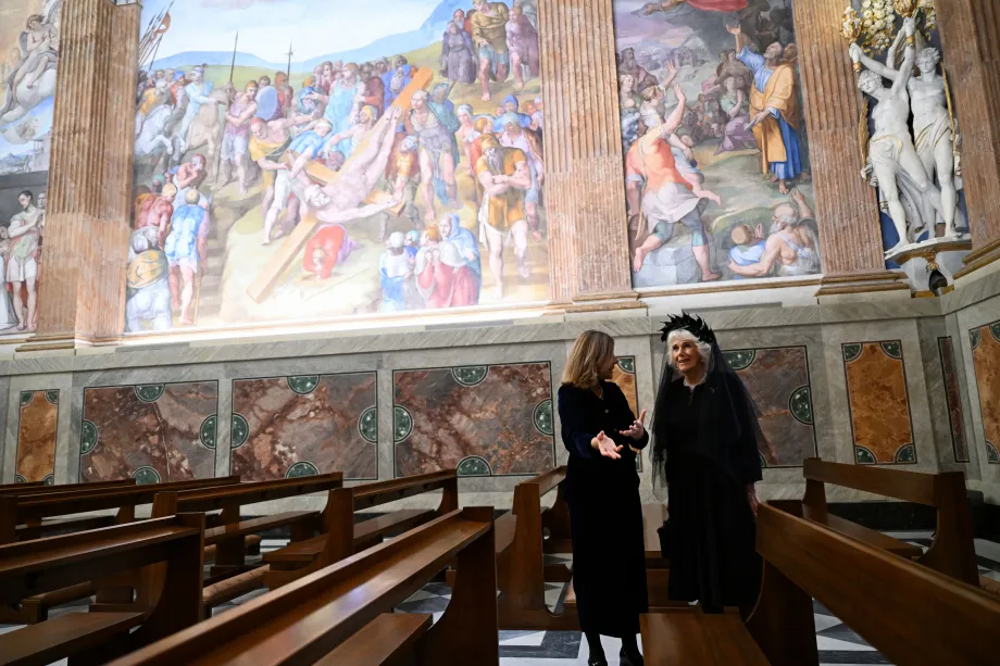 The Queen in the Pauline Chapel