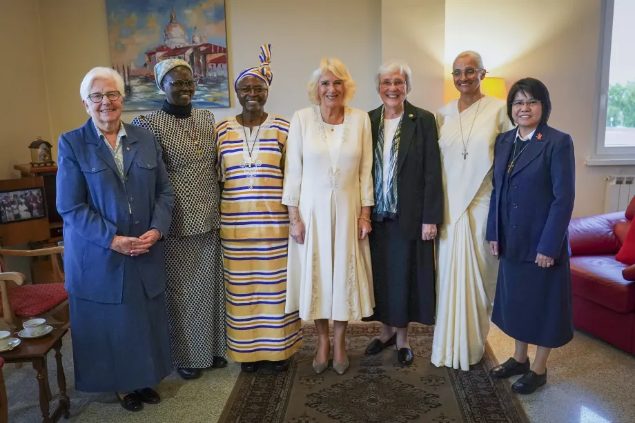 The Queen with Catholic Sisters from the IUSG