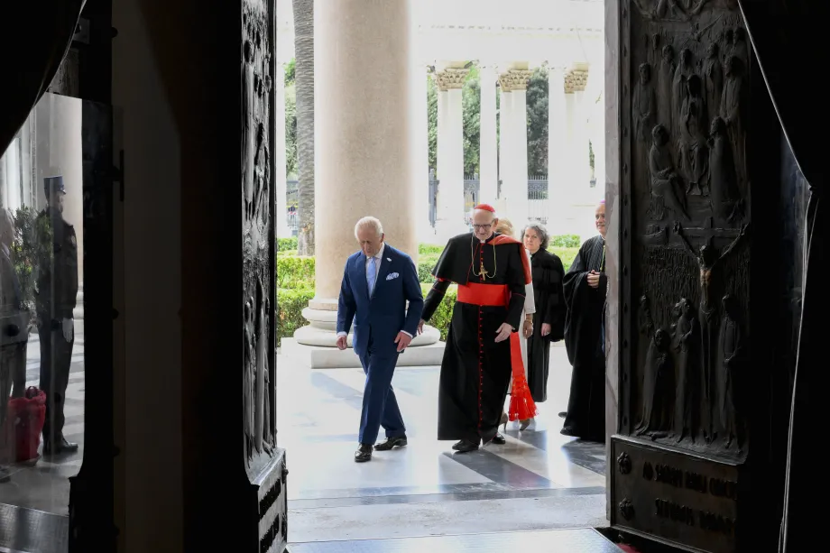 The King enters the Holy Doors 