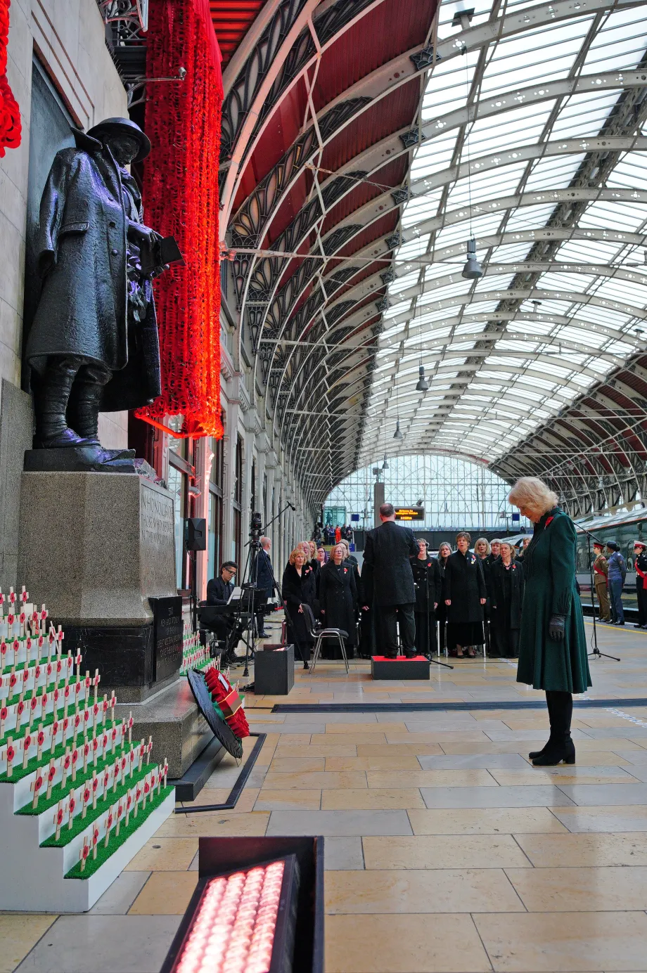 The Queen lays a wreath at the war memorial at Platform 1