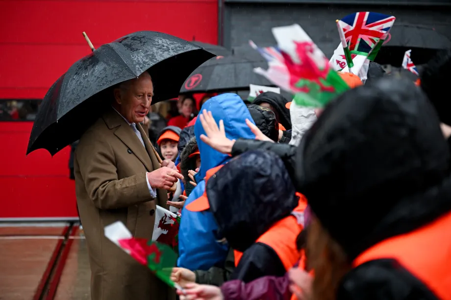 The King meets members of the public