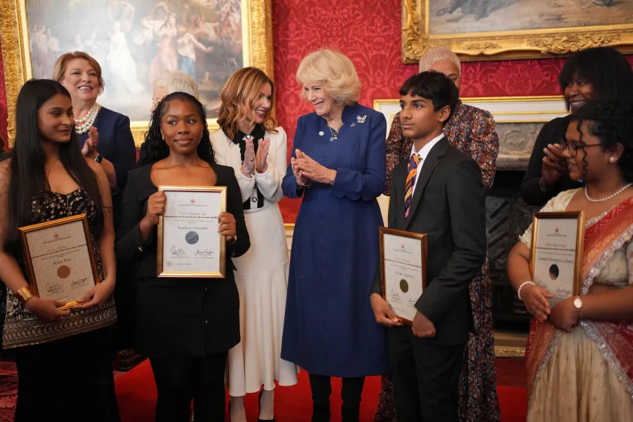 The Queen stood next to Geri Halliwell