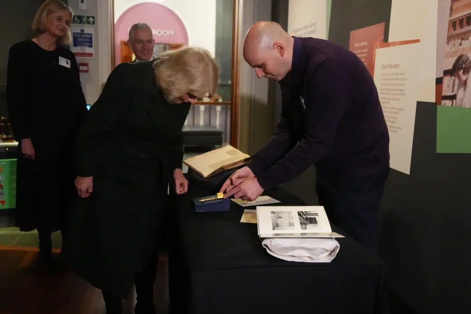 The Queen views items relating to the library’s 100th anniversary