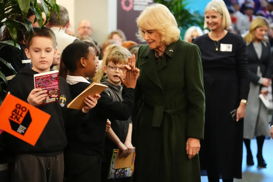 The Queen meets school children at the National Library of Scotland