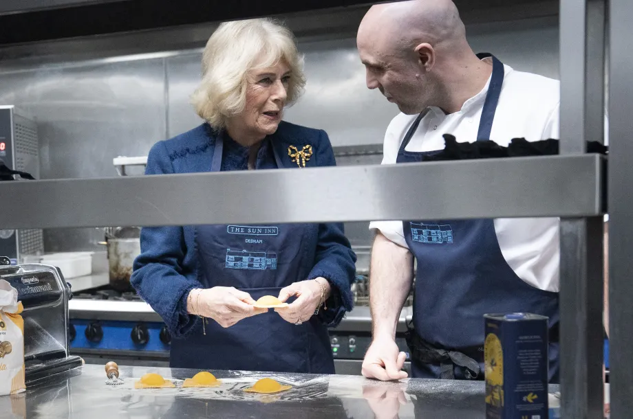 The Queen makes pasta in The Sun Inn