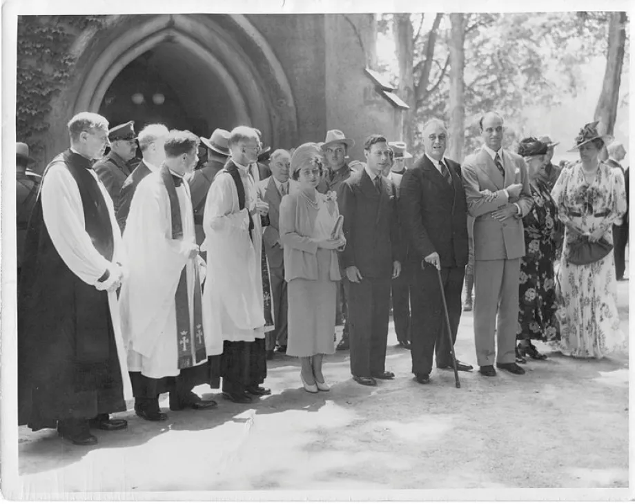 King George VI and Queen Elizabeth visit the Roosevelts in Hyde Park, US, 1939. NARA.jpg