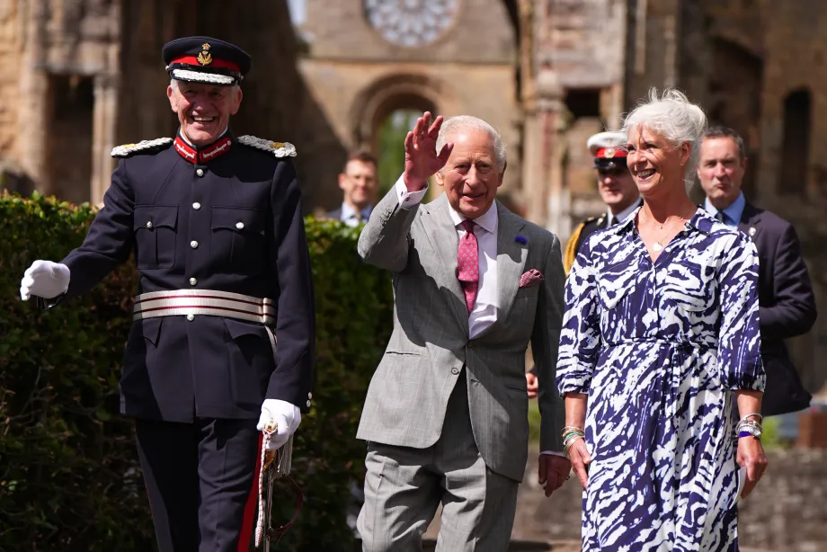 The King visits Jedburgh