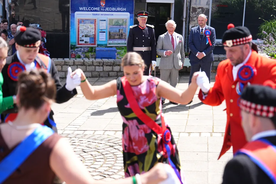 The King visits Jedburgh