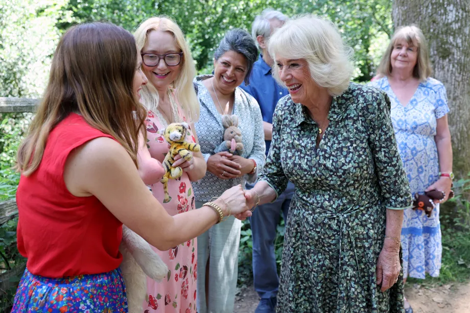 The Queen plays pooh sticks