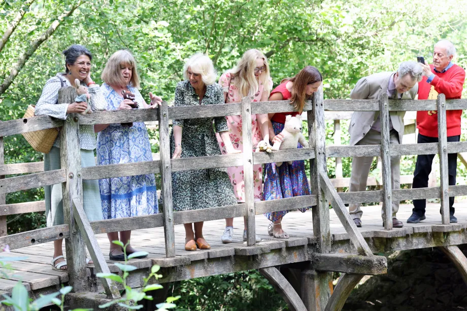 The Queen plays pooh sticks