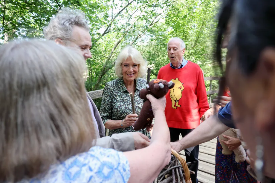 The Queen plays pooh sticks