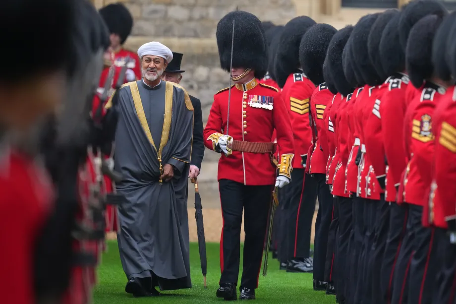 The King and The Sultan of Oman inspect the guard