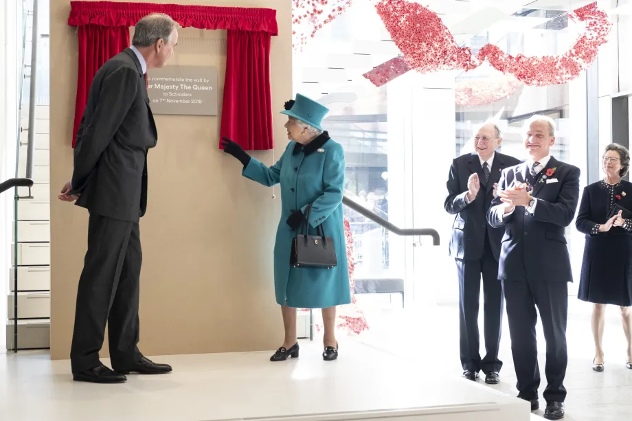 The queen unveils a plaque at Schroders