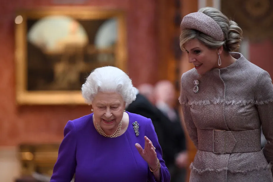 viewing-the-netherlands-exhibiton-in-the-picture-gallery-at-buckingham-palace.jpg
