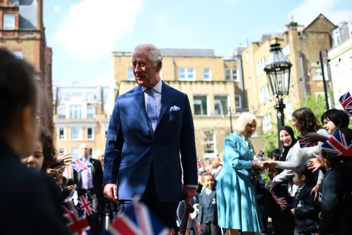 The King and Queen meet children at Covent Garden