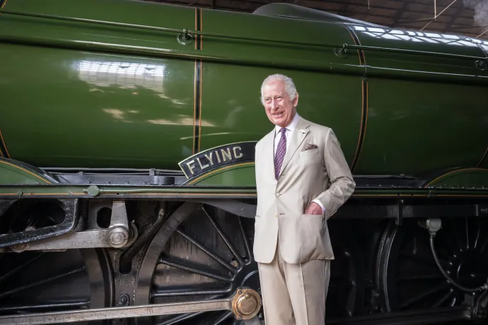 The King stands in front of the Flying Scotsman