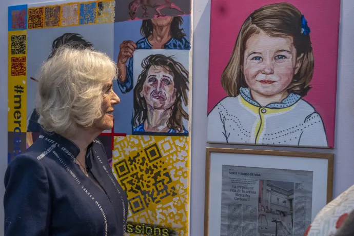 The Queen visits Kindred Studios