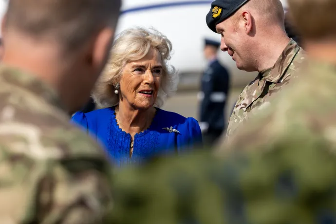 The Queen (L) talks to a member of the British Royal Air Force (R)