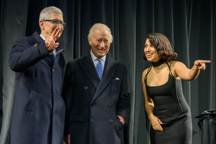 Tim Cook, The King and Raye