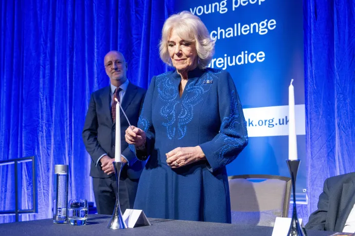 The Queen lights a candle to mark Holocaust Memorial Day