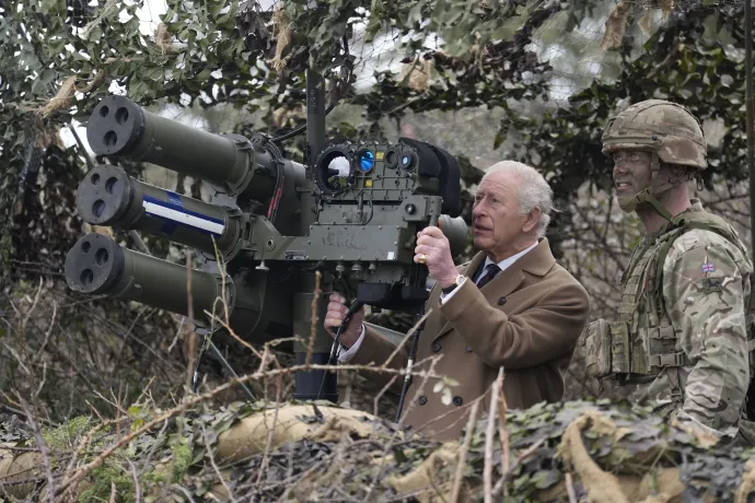 The King views a lightweight multiple launcher in Thorney Island