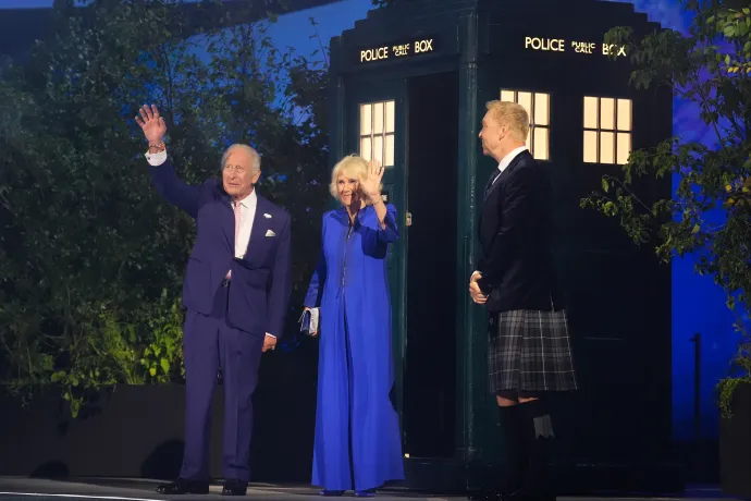 The King and Queen arrive at the Commonwealth Games's Opening Ceremony via tardis