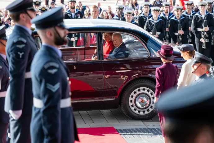 The King and Queen arrive at the Senedd