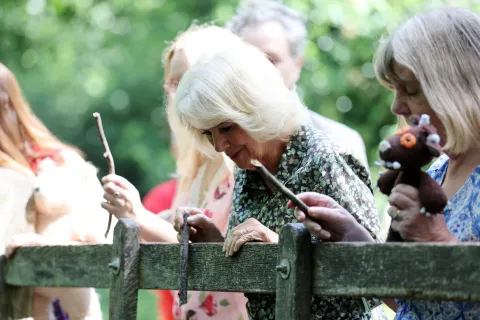 The Queen plays pooh sticks