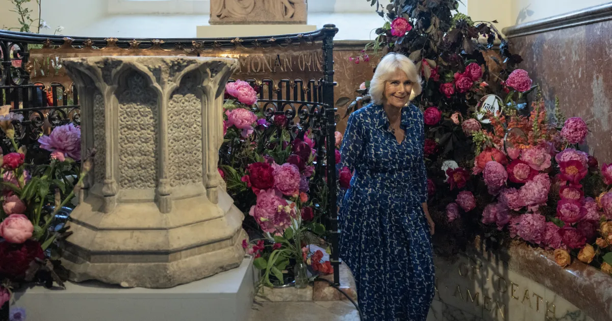 The Queen celebrates British Flowers Week at the Garden Museum | The ...